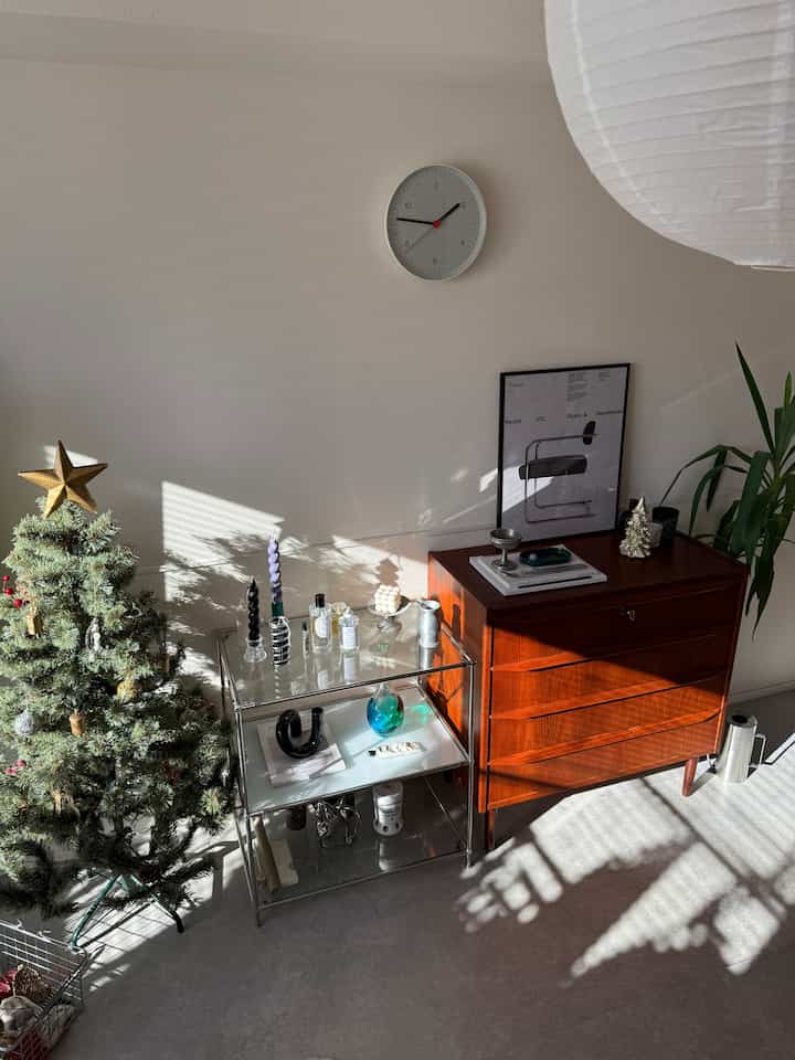 我が家のクリスマスツリーはniko and…の120cmです。
部屋があまり広くないのでこの大きさでちょうど良かったです。 

#リビングインテリア　#クリスマスツリー　#クリスマスインテリア　#ヴィンテージ家具　#モジュール家具