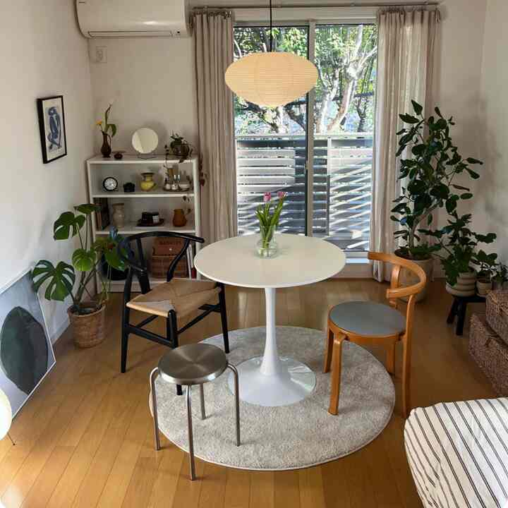 先日購入したロナンブルレックのアートは床置きで飾っています。急に紅葉になって葉っぱが散ってしまったので、青々とした窓からの緑が恋しい🌳


#一人暮らしインテリア #ロナンブルレック 