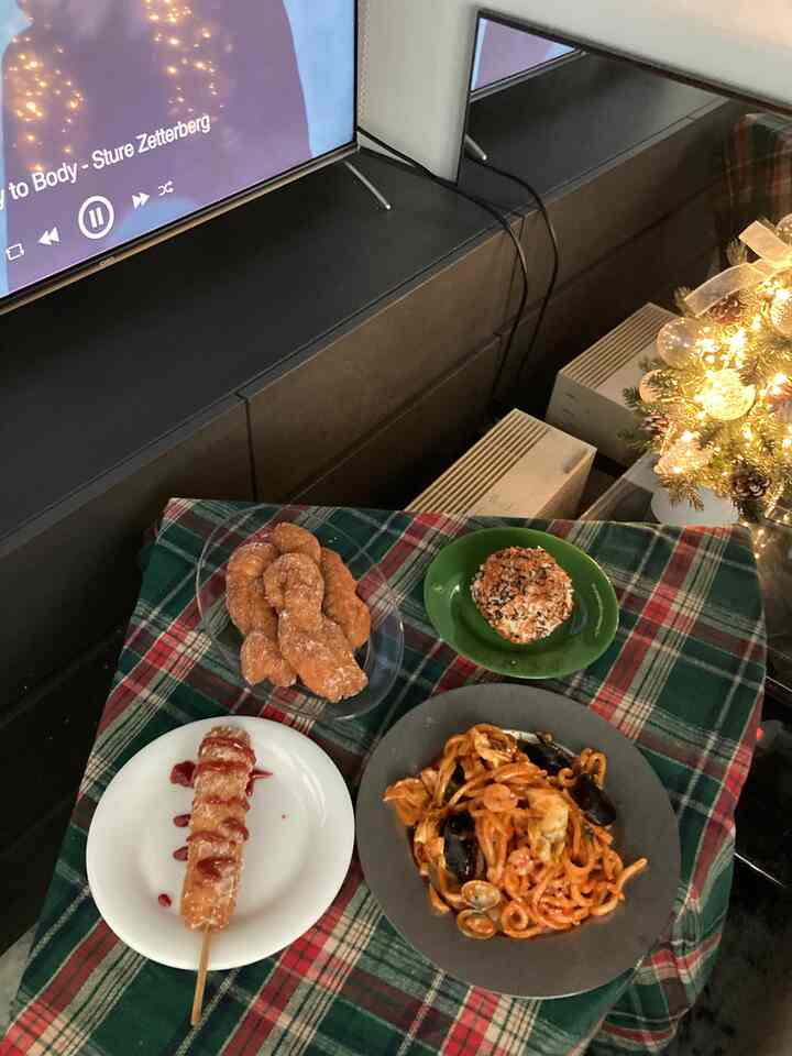 突然プレッツェルがとても食べたい 
プレッシャー+分食の組み合わせで 
メニューを整理してみました。

ここにプレッツェルが本当においしいです。
すぐに揚げて出たもの 
すぐに歩きながら 
食べるのが本当の
ホットドッグもジョンマングタンです。

キムチおにぎりとうどん炒め 
ちょっと火味も出て美味しかったですよ！

みんな幸せなクリスマスイブを送ってください  #맞팔 #오늘장면한컷 #오홈스토랑 #예쁜템최고야}  #나도있다크리스마스템