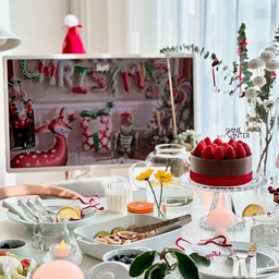 🍾(D-1)이제 진짜! 메리메리 크리스마스.🎅
크리스마스이브날.
오전엔 청소와 정리로 살림 루틴 끝내고 성탄절 파티 준비 시작했어요.
오늘의 무드는 화이트 앤 레드. 🤍❤️
🍽️먼저 테이블에 플레이트 올려보고.
🥢요리를 해요.
🥗보통 먹던거라도 집게로 가지런히 올리면 더 먹음직스럽죠.
🪴포터블 조명과 식물로 꾸며서 마무리!
🍓🤎아이가 가장 좋아하는 스트로베리초코생크림 케이크. 
🎄트리와 오너먼트는 이케아 빈테르핀트! 수년째 써도 그대론데 작아서 보관하기도 좋아요.
🎁산타 할아버지 선물은 미리 포장해뒀답니다.
미리 예약해둔 케이크에 파스타, 샐러드만 차린 홈파티 메뉴지만 조명이 켜지니 더 반짝여요. ✨
어딜가나 사람 많은 시즌.
크리스마스엔 가족들과 홈파티 시간 보내셔요. 😘
(자세한건 블로그를 참고하세요)
#서나의살림레시피 #미니멀살림러
#크리스마스인테리어 #메리크리스마스
#홈파티 #홈파티꾸미기 #성탄절
#크리스마스이브 #크리스마스 #파티
#연말홈파티 #연말 #연말파티 
#온더테이블 #플레이팅 #플레이트
#homeparty #onthetable #holiday
#merrychristmas #christmaseve #xmas
#홈파티에진심인편