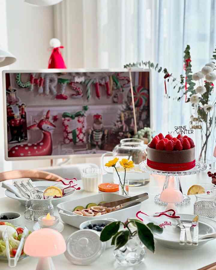 🍾(D-1)もう本当！メリーメリークリスマス。🎅

クリスマスイブナル。
午前中は掃除と整理で生きるルーチンを終え、クリスマスパーティーの準備を始めました。

今日のムードはホワイト＆レッド。 🤍❤️
🍽️最初にテーブルにプレートを見上げます。
🥢料理をします。
🥗普通に食べたのに人差しで揃えて上げるともっと食べにくくなりますね。
🪴ポータブル照明と植物で飾り仕上げ！
🍓🤎子供が一番好きなストロベリーチョコ生クリームケーキ。 
🎄ツリーとオーナメントはイケア・ビンテルピント！何年も使っても大丈夫ですが、小さくて保管するのもいいです。
🎁サンタおじいちゃんのプレゼントはあらかじめ梱包しておきます。

あらかじめ予約しておいたケーキにパスタ、サラダだけを着たホームパーティーメニューですが、照明がつくのでもっとキラキラです。 ✨

どこか人の多くのシーズン。
クリスマスには家族とホームパーティーの時間を過ごしてください。 😘

（詳しくはブログをご覧ください）

＃ソナのサリムレシピ＃ミニマルサリムラー
＃クリスマスインテリア＃メリークリスマス
＃ホームパーティー＃ホームパーティーを飾る＃クリスマス
＃クリスマススイーブ＃クリスマス＃パーティー
＃年末ホームパーティー＃年末＃年末パーティー 
＃オンテーブル＃プレート＃プレート
#homeparty #onthetable #holiday
#merrychristmas #christmaseve #xmas
#ホームパーティー