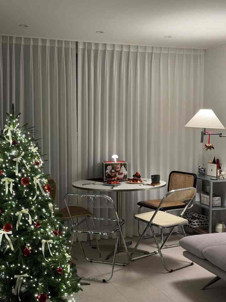 #홈파티에진심인편

Merry Berry Christmas 🍓🎅🏼❤️♥️
I'm happy that the Seongsimdang strawberry stew was successful!!

Is it just me who is more excited about Christmas Eve than Christmas?

I was happy to be able to eat delicious cake and chat with my family •• !! 

💚🎄🎄🎄Happy Christmas today too🎄🎄🎄💚

#성심당 #딸기시루 #딸기케이크 #크리스마스 #크리스마스트리 #크리스마스소품 #크리스마스데코 #크리스마스인테리어 #크리스마스파티 #디저트 #디저트천국 #디저트접시 #트리 #트리장식 #트리오너먼트 #크로우캐년 #사브르 #사브르커트러리