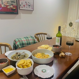 🎄✨ #홈파티에진심인편 ✨🎄
올해는 이틀 다 남편이 늦게 퇴근이라 이브날 둘만의 소소한 #크리스마스홈파티 를 준비했어요. 🎅
✔️ 감바스 파스타
✔️ 바지락 스튜
✔️ 간단한 치즈 플래터 (체리토마토, 크래커, 크림치즈)
✔️ 살사 & 치즈딥에 나초 한가득
✔️ 레드와인 🍷
이렇게 간단한 메뉴만으로도 연말 분위기를 낼 수 있어요😊
여러분은 어떤 크리스마스를 보내고 계신가요?
#MerryChristmas #홈파티 #크리스마스디너 #오늘장면한컷 #맞팔 