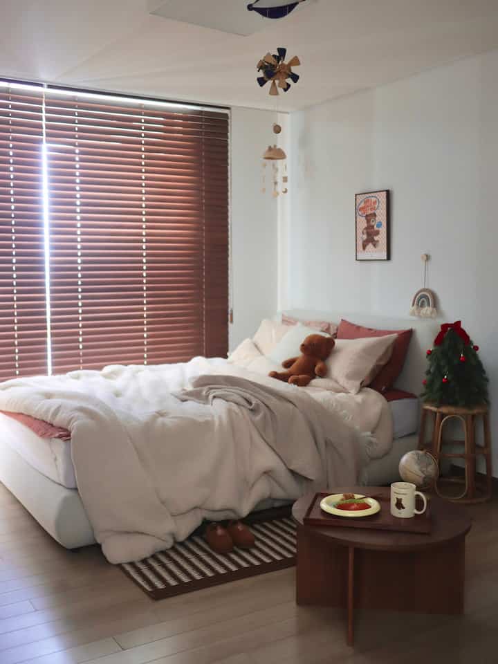 #오늘의우리집 #콘수프기록 

私たちのクマが好きなドゥチのテディベアルーム 
テディベアのような寝具が来ました!!!!🧸
モングルモングル感もテディベアそのもの
寒い冬のクマが抱きしめてくれるような優しいですよ🤎

前面はモングルモングルフリース裏面は高密度プレミアム義母極細糸で
柔らかいカシミヤの肌触りで柔らかすぎる
  #아이방 #아이방인테리어 #아이방꾸미기 #테디베어 #방꾸미기 #홈스타그램  #오늘의집 #오늘의장면한컷