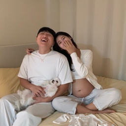 집에서 찍은 셀프 만삭 사진📷
추억이 많고 제일 편한 공간에서 찍으니 자연스러운 분위기로 잘 나온 것 같아요🤭
무엇보다 자몽이도 함께 할 수 있어서 더 좋았답니댜🤍
#만삭사진 #만삭 #임산부 #임산부일상 #홈스냅 #스냅사진 #강아지 #강아지와함께사는집 #강아지랑사진 #커플잠옷 #신혼집 #신혼집인테리어 #침대협탁 #안방 #거실 #거실인테리어 #복층 #복층인테리어 #셀프인테리어 #셀프사진 #셀프만삭 #만삭소품 
