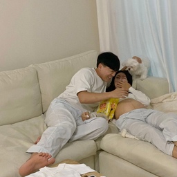 집에서 찍은 셀프 만삭 사진📷
강아지와 함께 집 안 곳곳에서 추억을 남겼어요☺️
#만삭사진 #만삭 #임산부 #임산부일상 #홈스냅 #스냅사진 #강아지 #강아지와함께사는집 #강아지랑사진 #커플잠옷 #신혼집 #신혼집인테리어 #침대협탁 #안방 #거실 #거실인테리어 #복층 #복층인테리어 #셀프인테리어 #셀프사진 #셀프만삭 #만삭소품 