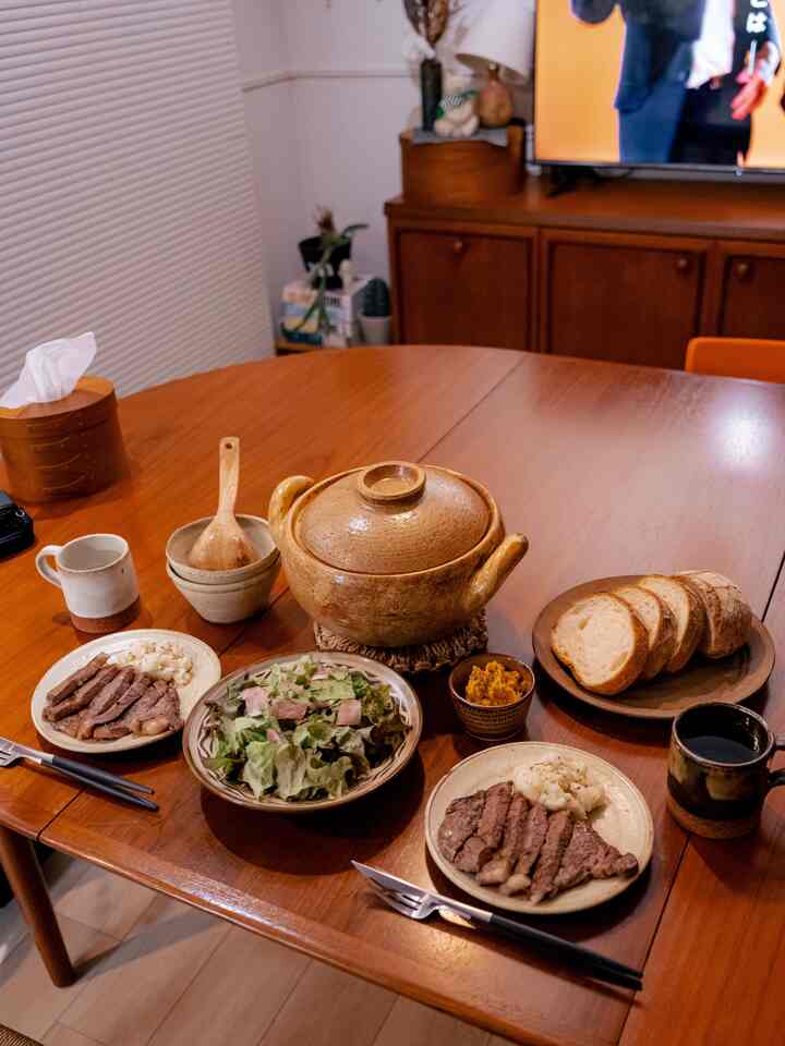 We had a Christmas party on the weekend while watching M-1. We made stew in a miso soup pot from Hasegawa. Japanese pottery goes well with Scandinavian furniture. #dininginterior #cutlery #pottery #tableware #diningtable