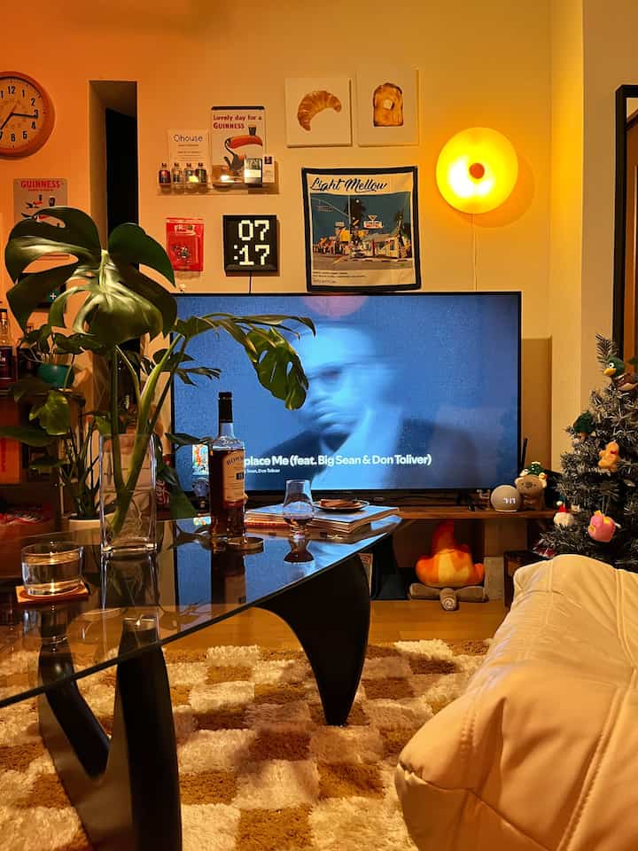 Merry Christmas🎁🎄

#interiordesign #myroom #livingwithplants #cozyvibes #apartmentdecor #homeinspo #interiorinspo #midcenturymodern #ikea #decorideas #interiorstyling #homebar #retrointerior #vintage #whiskey 

#rentallife #賃貸インテリア#interior#houseplants #雑貨 #ホームバー #ミッドセンチュリー #お酒　#ウィスキー