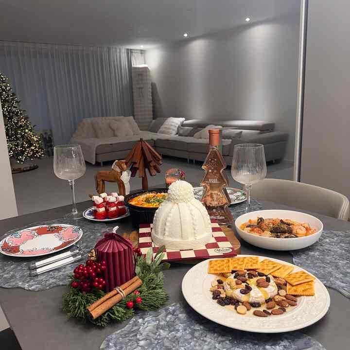 こんにちは！みんなメリークリスマス🎄✨

今回のクリスマスは夫と夫婦として一緒に初めてのクリスマスなので、家でちょっとしたディナーも用意して雰囲気も出しました🙌 こんな日はやっぱり家が最高のようだったんですよ🤍 おいしい食べ物を食べてドランドという話を交わす時間がとても幸せでしたㅎㅎ

今後、このようなホームスタイリングと少しの日常をよく共有します！

もっとホームスタイルのヒントやインテリアのアイデアをしたい場合はフォローしてください！  #집꾸미기 #크리스마스인테리어 #크리스마스트리 #아늑한집 #거실인테리어 #모던인테리어 #인테리어소품 #셀프인테리어 #집스타그램 #인테리어스타그램 #홈스타일링 #내츄럴인테리어  #겨울인테리어 #빈티지소품 #리빙룸인테리어 #서울인테리어 #한국인테리어 #집꾸미기추천 #감성인테리어 #힐링공간 #내집꾸미기 #크리스마스 #크리스마스트리 #홈파티 #홈파티음식