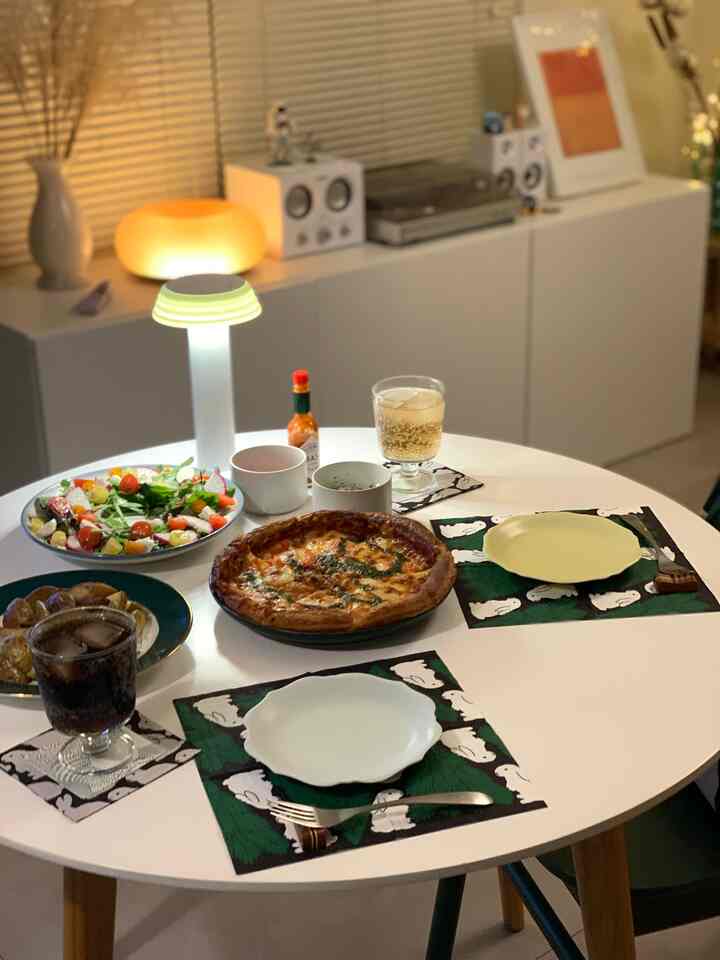 クリスマスの宴が始まりました🍕🎄✨️
kittybunnyponyのペーパーナプキンを使って
テーブルコーディネートしました😌

#kittybunnypony #テーブルコーディネート #ダイニングテーブル #クリスマス #韓国インテリア #ナチュラルインテリア #カラフルインテリア #IKEA