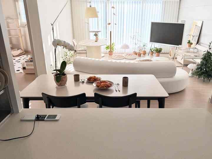  #블랙식탁 #블랙테이블 #다이닝테이블 #세라믹식탁 #포세린식탁 #유럽인테리어 #주방꾸미기 #신축아파트 #테이블웨어 #썸앤데코 #북유럽인테리어 #30평대인테리어 #식탁 #kitchendesign #kitchendecor #주방 #kitchenware #아라비아따해물리조또 #주방인테리어 #주방꾸미기 #안드레아식탁 #맞팔 #오늘장면한컷 #거실스타일링 #새해밝았집