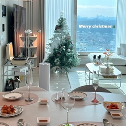 #merrychristmas 
크리스마스를 맞아 홈파티 해봤어요! 
항상 저녁에 손님 초대하다가 이번에 처음으로 점심에 초대해봤는데 낮홈파티도 좋더라구요? 
모두 행복한 크리스마스 보내셨길 바래요❤💚🎄
#집꾸미기 #거실인테리어 #주방인테리어 #거실꾸미기 #주방꾸미기 #홈파티 #크리스마스 #크리스마스소품 #홈스타일링 #홈카페 #홈데코 #홈인테리어 #홈스윗홈 #거실스타일링 #거실테이블 #거실러그 #거실가구 #식탁매트 #식탁인테리어 