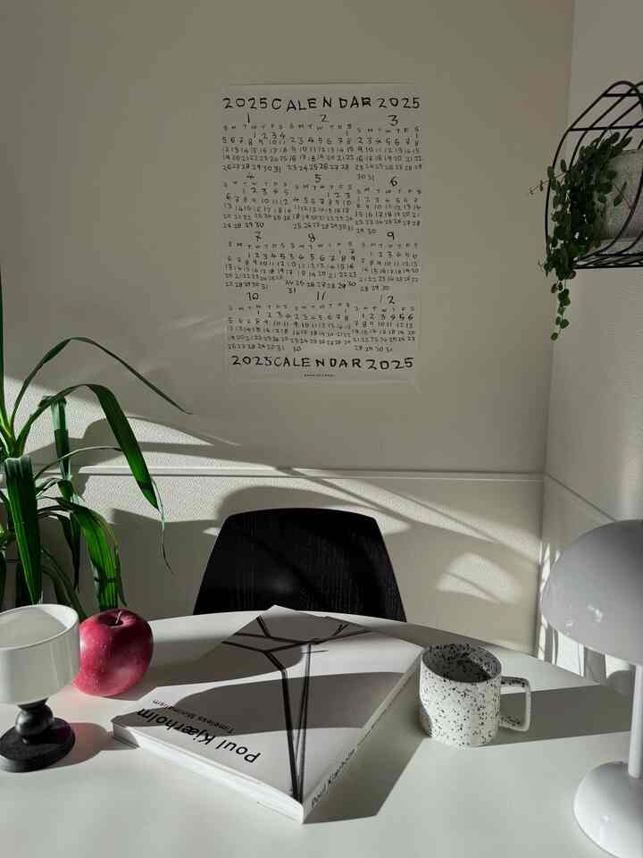 来年のカレンダーは　#aonahayashi にしました

#カレンダー　#リビングダイニング　#賃貸インテリア　#リビングインテリア
