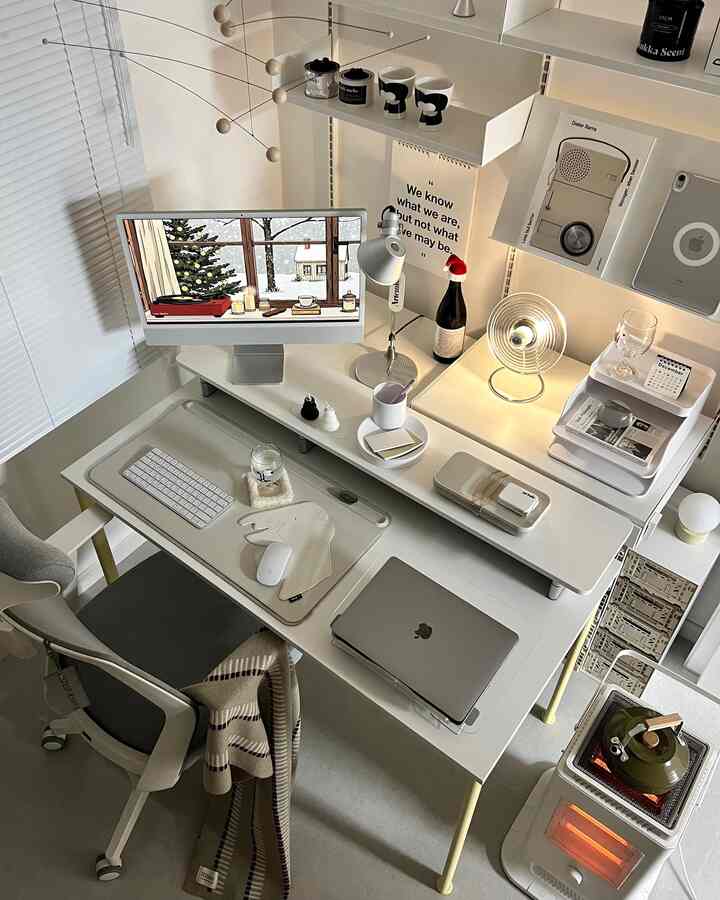 棚の上に新しい照明が見えますか？ ✨ 夕日の下の茂みは波に触発されたベルモンド独自のデザインライトWave Table Lampに出会いました！ 

波状のグラスに屈折し、影が壁にあったような姿がとてもきれいで、黄色い光が温かさを感じさせてくれます。 

ガラスとクロムメッキを混ぜたスタンド照明と呼ばれ、火を消したときもヨロンです。雰囲気に応じて調光スイッチで明るさ調節を自由にするので、より良いものがありますよね！

🏠本日のホームエディション発売記念最大25％割引、歴代最大割引でお会いしましょう！ 

＃ベルモンド＃ウェーブテーブル照明＃テーブル照明＃スタンド照明＃間接照明＃照明＃ランプ＃照明インテリア＃デスクテリア＃書斎インテリア＃今日の家エディションワンルームインテリア＃机の整理＃机の飾り＃ホームオフィス#デスク用品 #desksetup #deskspace #desktour #officedecor #deskstyling #roomtour