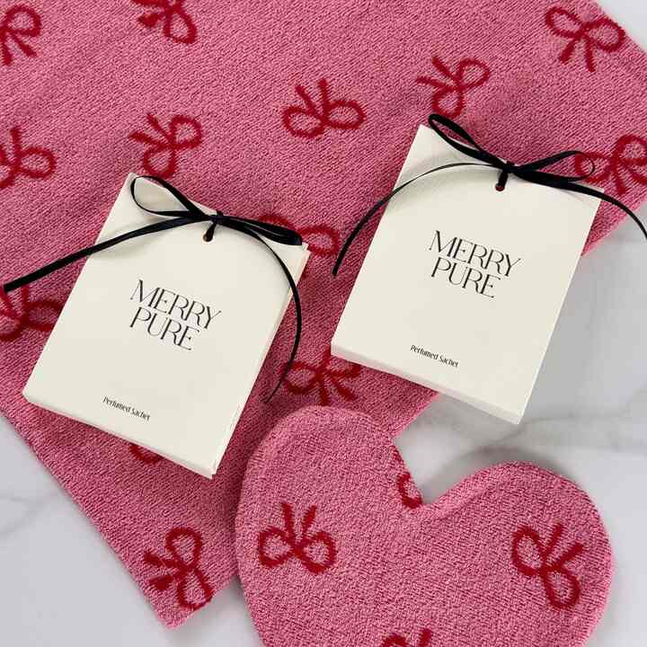 I got the Merry Pure Sachet Air Freshener from an event 🫧
I'm a Yekong who values good scents
And as soon as I opened the sachet plastic, I was like, wow, the scent is so good •••

The packaging is pretty 🎀

I think it would be good as a housewarming gift :)

I matched it with the kitchen cloth I bought while browsing a prop shop
And I really love the ribbon,, 🩷

#Event Winner #제품제공 #메리퓨어 #키친크로스 #컵코스터 #방향제 #고체방향제 #페이퍼가든 #집들이선물 #예쁜템최고야 #콘수프기록 #신혼집 #신혼집인테리어 #신혼집꾸미기 #신혼집선물 #거실인테리어 #주방인테리어 #주방소품 #신혼집거실꾸미기 #신혼집거실스타일링 #신혼집주방 #신혼집주방인테리어 #오브제 #홈스타일링 #집꾸미기 #맞팔 #소통 #신혼일상 #신혼부부 #ftc11기이야기