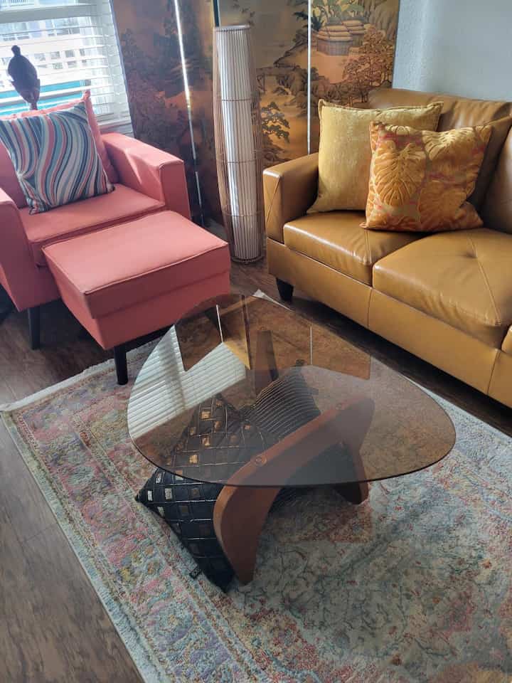 Just wanted a simple coffee table for my living room and it's ok being a engineer I see design flaws that make it just subpar. But it's still a nice table and do recommend it if you're on a budget.

#GlassCoffeeTable #MidCenturyModern #LeatherSofa