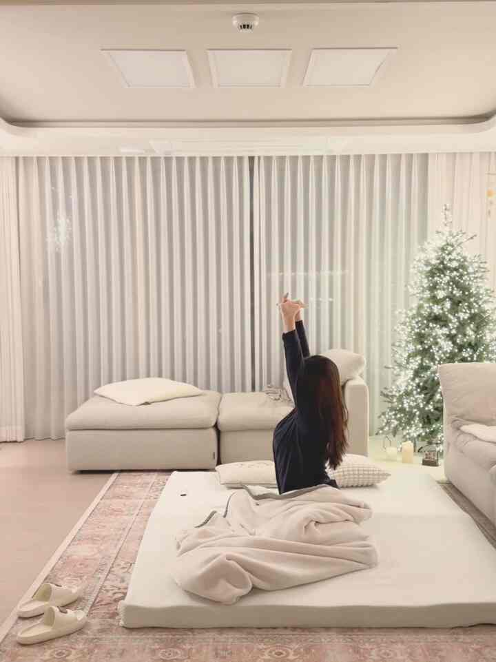大文字I新婚夫婦が過ごす年末🍿🎞️

クリスマスイブにはリビングルームに広がっています。 
キングサイズのトッパーを敷設し、夫と映画を見ました🫶🏻

キングサイズなので二人で横になってもとても広く、
厚み感があってシリーズ水見ながら長く横になっていても腰や肩が排気しませんでした！

外カバーがファスナーで取り外し可能なので、いつでも洗濯できます。
汚染を心配せずに楽にお菓子も食べてジュースも飲みながら見ました💕

ゲストが来たとき、または二人で映画を見るとき
取り出して書けばとてもいいと思います。

🔖ジーヌスグリーンティーメモリーフォームトッパー10cmキング
＃製品提供＃ジヌス＃ZINUS＃蒸しユーザー3期＃ジヌスマットレス＃ジヌスサポーター＃2024ジャンサンテムリビュー大会アパートインテリア＃ホームシネマ＃家で最も忙しい＃今日私たちの家