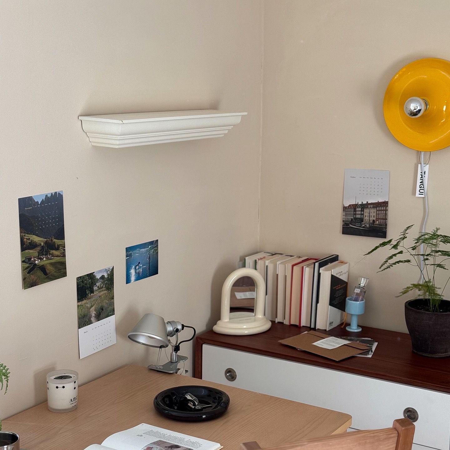 皿の収納やデッドスペース活用でミッドセンチュリーモダンを楽しもう