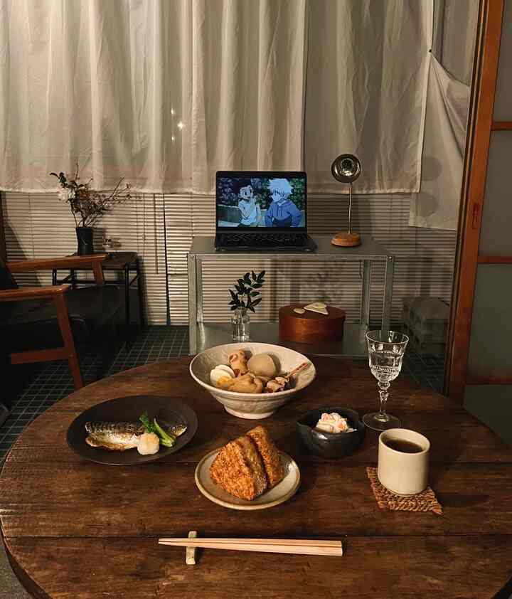 Saya membuat dan makan banyak tahun ini juga 🍳
Menyantap makanan lezat sambil menonton drama atau anime favoritku di ruang favoritku adalah hadiah harianku🤤

Saya secara khusus mengatur dekorasi dan pajangan interior favorit saya sehingga saya dapat melihatnya ketika saya sedang makan 🛋️
Saya akan mencoba yang terbaik untuk memasak sendiri tahun depan juga 👨‍🍳

#Perkakas #器のある暮らし #食卓 #リビング #ダイニング #インテリア #インテリア小物 #部屋作り #部屋インテリア {8 #Pencahayaan IKEA} #IKEA棚 #ディスプレイ #古家具 #アンティーク #観葉植物 #間接照明 #間接照明インテリア