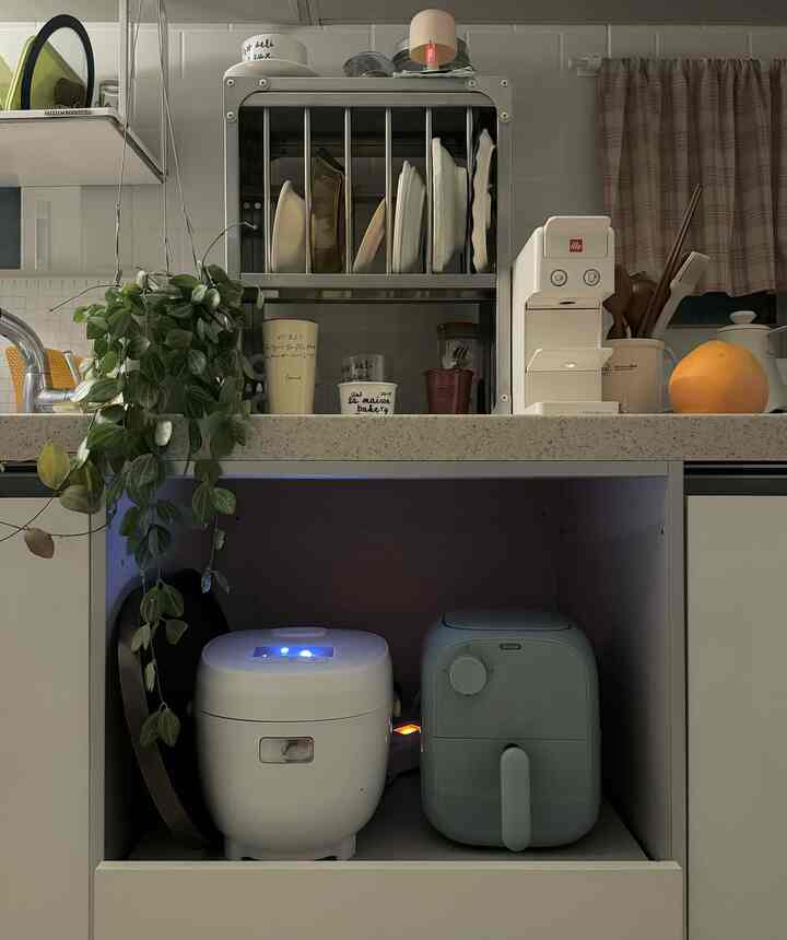 
＃五感レビュープログラムを通じて製品を提供され、直接使用してスタイリングした後期です。

私は1人口で大容量エアフライヤーは負担になり狭い家に座ってもたくさんして処分をしました。
でももうないから残念だったんですか？
五感レビューを通じて1人用エアフライヤーを使ってみたのですが、複雑なのが嫌いな私にとってちょうどいい家電製品でしたよ👍🏻

✔1.5Lのミニマルなサイズだから移動も楽で座りをしなくてよかったです！ 

✔お好みに合わせて我が家のインテリアに合わせて選べるパステルトーンの可愛い色🤍🩷💚💙
私はグリーンカラーで購入しましたが、ぬるぬるしたキッチンにポイントされる色なので気に入りました！

✔簡単な使い方！ 180度の温度でボタンだけ回すと最大30分まで時間設定が可能で、調理中にバスケットを開くと電源が自動的に遮断され、安全ロック機能もあり安全に使用可能です！

✔調理量が多くない1家具にぴったりのサイズ!!さつまいも2個、ベーグル1個、冷凍とんかつ1個くらい入るサイズです。 800Wの消費電力なので大容量より経済的に使用が可能ですよ👍🏻

私はフライドポテトを入れて焼いてみましたが、小さいですが、私の役割をしっかりとやりましたよ😆
そんなに小さくて洗うのにも楽でした！
大容量が負担のある一家具に本当にオススメですよ🫶🏻


＃エアフライヤーおすすめ＃1家具家電＃1家具インテリア＃エアフライヤー＃ライノックス＃メイドサンパル＃家電製品おすすめ＃自家製必需品飾る 
