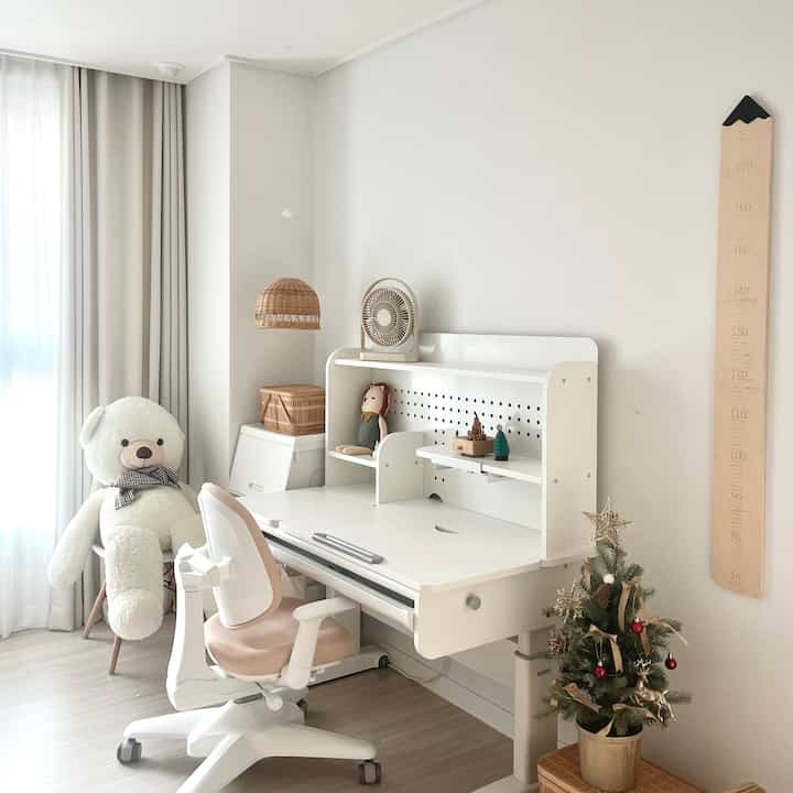 
🤍アイバンの新しい机と椅子🤍
 【ウィキッドデスクホワイト＋ウィニーチェアラベンダー】

9歳はまだ一人で勉強する年齢ではないと思いました。
新しい机を覗いてみると、子供は一人で机の引き出しも整理します。
一人で4人の漫画を描いて学習紙を終わらせる兄になっていました🥲

デザインもきれいで長く使えなければならず、機能も良くなければならず、移動もしやすくするために必要なすべての要素を備えたウィキッドデスクウィニーチェアは

1.高低調整
 私たちの子供の成長速度と身長に合わせて高さを調整できます。変更幅は210mmまで
幼児から小学生まで長く使えます。

2. 角度調節
天板の角度を調節できるので、本が好きな子供の絵が好きな子供に正しい姿勢を保ち、集中力も高めることができます。
亀の防止！

3.タブレット取付け台+バッグハンガー+広い引き出し
最も活用性の高い機能ですが、タブレットを使用するときは
お好みの角度で利用し、使用しない時はティアンナゲ入れておきます。
両側に一つずつ掛けられるバッグハンガーと天板の下に多めの引き出しは自分でまとめる習慣もつかんでください。

4. きれいなデザインと環境にやさしい素材 便利な移動
子供の机で多くの機能を持ちながらも、一度デザインがきれいです。 
新集症候群から安心できるEO等級資材を使用しました。
移動しやすいホイール形状なので配送を受けた当日
女のあの一人でシューシュー席も変えることができました。
（家具を移すときに夫の気づかないことが重要！！）


アイバンザルサンテムウィキッドデスク  #초등학생침대 #아이엔지홈   #초등학생방인테리어  #화이트책상
