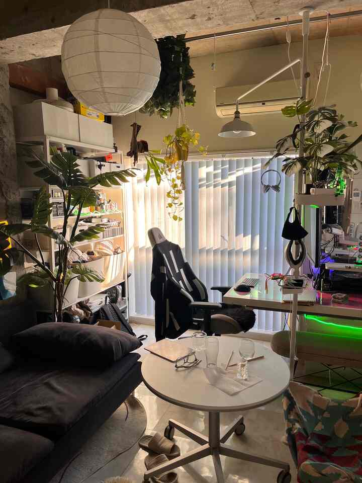 さぶあかです。素敵な採光だったのでパシャリ。クリスマスも過ぎて年の瀬感がすごいです。

お仕事で最後に大事故が起きたので謝罪に行ってきます。

#賃貸 #賃貸ワンルーム #観葉植物 #リノベーション #IKEA #信じられないIKEA率 