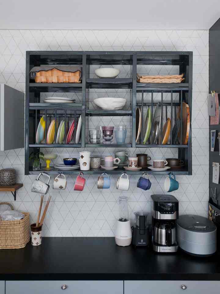 キッチンには、主役の見せる収納であるプレートラック。
プレートラックと言えばHAYではなくツェツェアソシエ。ツェツェのラックを必死に探したけど手に入らず、イギリスのブランドから個人輸入しました。黒いインデアンラックは珍しいのでお気に入りです。

#キッチン #キッチン家具 #キッチン家電 #キッチン壁 #キッチン小物 #キッチン飾り #キッチン収納 #アイランドキッチン #壁タイル 