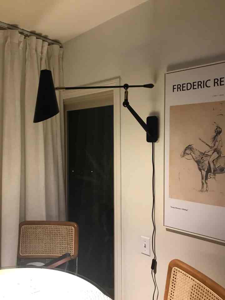 Dining in style! ✨ Loving this mid-century modern dining room, perfectly accented by a sleek black lamp. It’s all about that timeless elegance and cozy atmosphere! 🍽️🖤 #MidCenturyModern #DiningRoomGoals #HomeDecor 