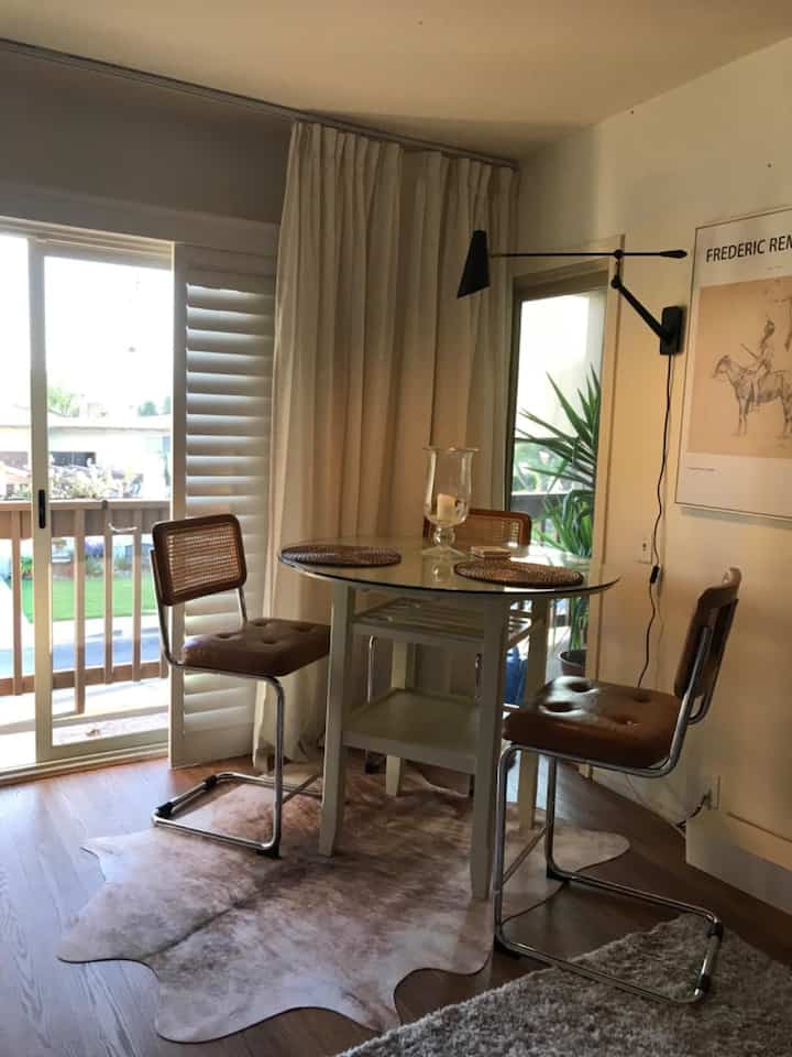 Cheers to elegance! 🥂✨ This home-bar dining set brings a touch of sophistication to every gathering. Perfect for entertaining and creating memorable moments! 🍽️🍸 #HomeBar #DiningInStyle #ElegantLiving #BistroSet #MidCenturyModern #DiningNook