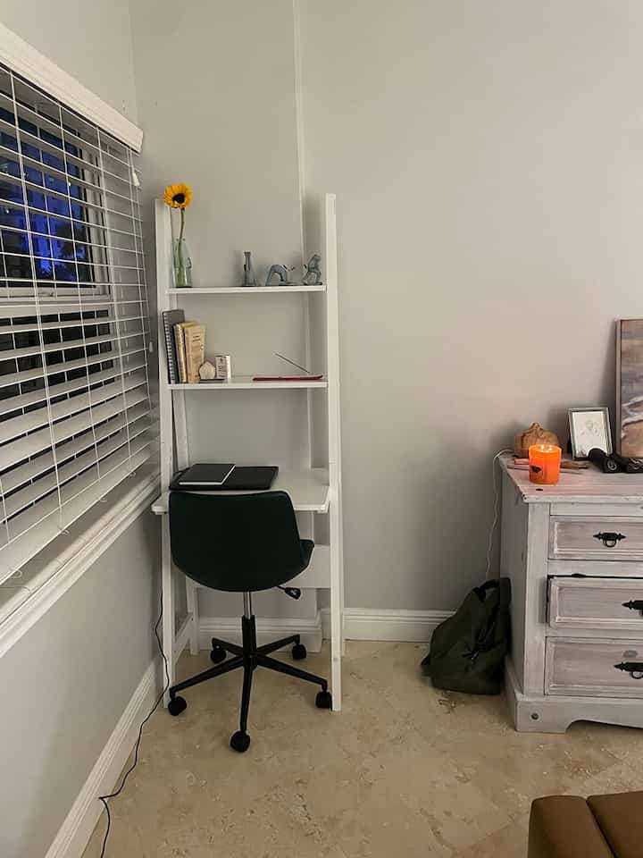 Creating productivity in my small home office with this sleek white desk! ✨💻 It may be compact, but it’s full of inspiration and functionality. Here’s to cozy workspaces! 🌿📚 #HomeOffice #SmallSpaceLiving #WorkspaceGoals #LadderDesk #OfficeChair #MinimalistDecor