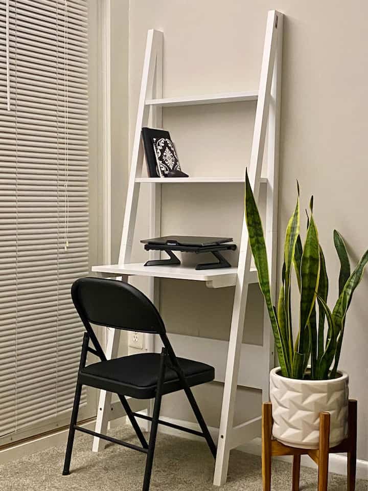 Sleek and stylish! ✨🖤 This modern white small desk paired with a bold black chair is the perfect setup for productivity and creativity. Love how it balances elegance and functionality! 💻🌿 #DeskGoals #ModernDesign #HomeOffice #LadderDesk #ModernMinimalist #HomeOfficeDecor