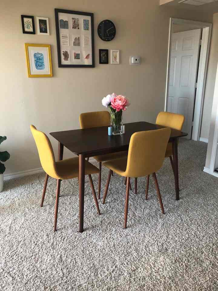 Menambahkan sentuhan pesona ke meja makan kayu saya dengan bunga-bunga merah muda yang cantik ini! 🌸✨ Hiasan tengah meja yang sempurna untuk hidangan yang nyaman dan pertemuan yang hangat. Mari rayakan setiap momen! 🍽️❤️ #DiningInspo #FloralDecor #HomeSweetHome #MidCenturyModern #DiningSet #YellowChairs