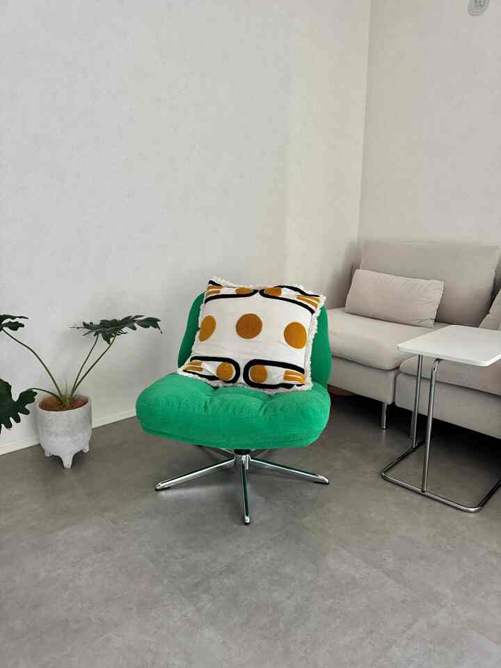 家具はIKEA多めです。

シンプルで合わせやすく、
お手頃どし汚れても気にならないので(笑)

#IKEA引き出し #IKEA照明 #リビング