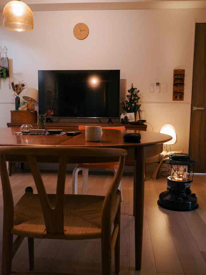 石油ストーブがマストな季節。
扇風機と併用して効率的にあったかくなるようにしています。
ストーブの上で調理もしたいけど、焦げ付いて汚れるのが嫌でまだしていません…。
#ストーブ #yチェア #ラウンドテーブル #北欧インテリア #ヴィンテージ #ナチュラル 