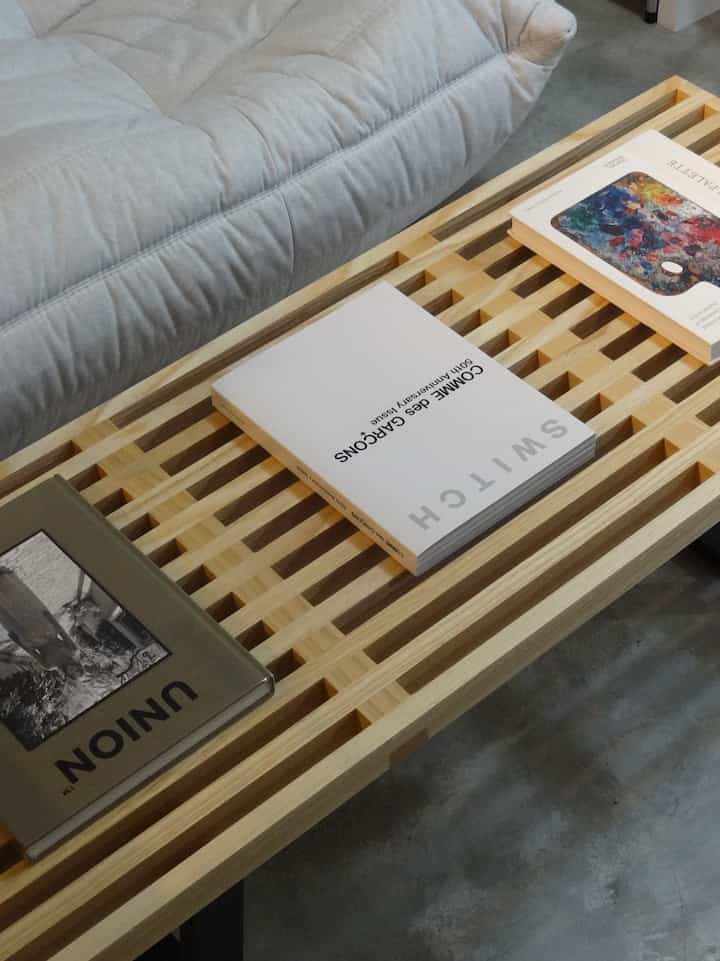 ナチュラルな木目調とグレーのソファが配置された一人暮らし向けの北欧モダンな雰囲気のあるリビング