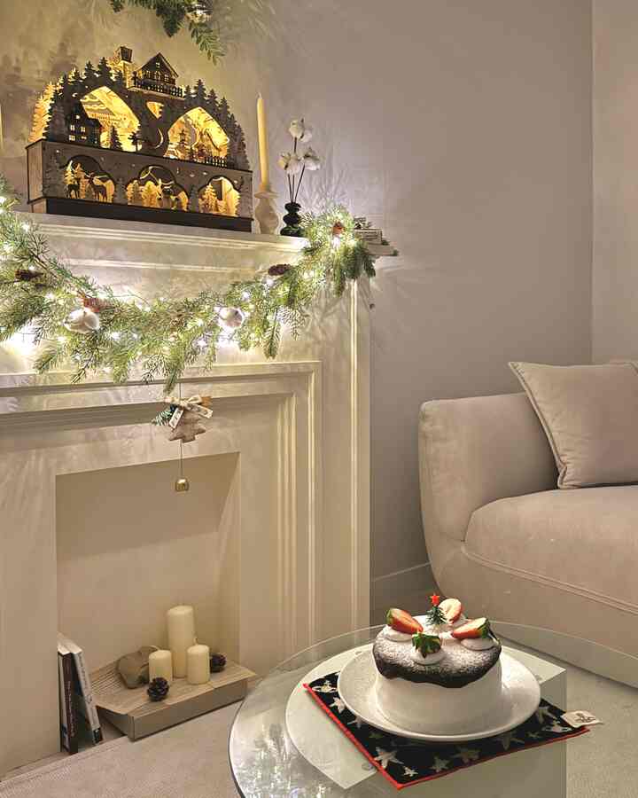 #ホームパーティー

クリスマスに作った自家製ケーキ！
中にもイチゴがたっぷり入りました🍰♥️

🍓ストロベリーチョコレート生クリームケーキ

<準備>
• ケーキシート
- チョコシートを作って裏返して冷やした後、室温に半日熟成
- 一番上面は少し切り、3等分にカットして準備

•生クリーム
- サンディング用、アイシング用、デコ用チョコ生クリームそれぞれ別々に必要
- 必要に応じて氷水でホイップする！

•イチゴ
- 500gワンパック使用、デコ用イチゴを除いて一定の厚さに切って準備

<レシピ>
- サンディング用生クリームホイップ🤍
1. 1段🍰ケーキシートに砂糖シロップを塗った後、クリームサンディング
2. シートの内側にイチゴを上げる
3. サンディング用クリームの上面アイシング後の側面整理
4. 2段🍰 1～3繰り返し
5. 3段🍰シートを中央に上げた後、砂糖シロップを塗ってクリームサンディング
- アイシング用生クリームホイップ🤍
6. 上面アイシング後の横面整理
- デコ用チョコ生クリームホイップ🤍
7.デコ用チョコ生クリーム塗布後しばらく冷蔵保管
8.チョコが固まったらイチゴを上げる部分に残った生クリームデコ
9. デコスノー振りかける
10. イチゴ上げれば完成！

•バロナチョコレートカカオパウダー
•カリバウトダークチョコレート（カカオ70％）
•イチゴ（500g）
•100％蜂蜜
•プレジットバター
•動物福祉無抗生物質乳精卵

素敵な素材だけを入れて作ったヴィンテージクリスマスケーキ！
今日は二次戦でイカゲームを見ながらホームパーティーです🎉

＃墓石の家＃墓石のテーブル＃墓石のレシピ＃オーホームストア＃猫の家の家＃猫の家＃家の装飾＃ミニマルライフ＃ホームパーティー＃ホームパーティーメニュー＃ホームベーキング＃ベーキング＃クリスマス＃クリスマスケーキ＃イチゴケーキ＃チョコケーキ