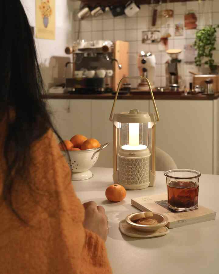 少しずつクリスマスを整理しているが、それでも穏やかな照明の夜ムードはあきらめない…。
もともとクリスマスの翌日、リビングルームに木がきれいに取り除かれているが、今年は私がもっとクリスマスに本気を感じたと言って、特に週末までしか見ないというキム・デガム
（ツリーをクリアしようとクリスマス待っているサラム…）
ツリーの代わりに、今日から私たちの家の夜のムードを担当してくれるmifaスピーカーを紹介します！

歌も曲げて照明も3つのモード！
感性いっぱい満たしてくれる照明です。
個人的に眉はライトモードがとても好きです！
無線だからあちこち連れて使えて使えるのは当然ですよ！ダイヤルで光の強度を調節できる点も良かったです！
カラーとデザインも完全なスタイル

#Mifa #bluetoothspeaker #lanternspeaker #speakerwireless #speakerportable #LEDspeaker #interiordesign #homedecor #미파블루투스스피커 #블루투스스피커 #캠핑스피커 #휴대용스피커 #스피커 #스피커추천 #불멍스피커