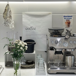매일 아침 들리는 이곳☕️🤍
브레빌 사고 커피숍은 거의 갈일이 없네요
고민하신다면 정말 강추강추 ㅎㅎ
맛있는 커피를 내리는 연구는
아직도 진행중이지만💬
스스로 내린 커피는 그냥 다 맛있어서
대충 맛있구나 하고 잘 먹어요😍😍
무난하게 똥손도 잘 내릴수 있는거같아요 ㅎㅎㅎㅎ 
#콘수프기록 #살림살이 #올해잘산템 #예쁜살림템 #홈카페 #홈바 #브레빌870 #모닝커피 #커피타임 #커피원두 #원두보관함 #커피그라인더 #주방정착템 #컵건조대 #컵받침 #유리컵 #레코 #이케아추천템 #주방 #주방인테리어 #크림화이트 #한솔크림화이트 #캔디화이트 #주방리모델링 #화이트주방 #화이트인테리어 #인테리어포스터 #전선가리개 #오늘의힐링 #오늘의집에서샀어