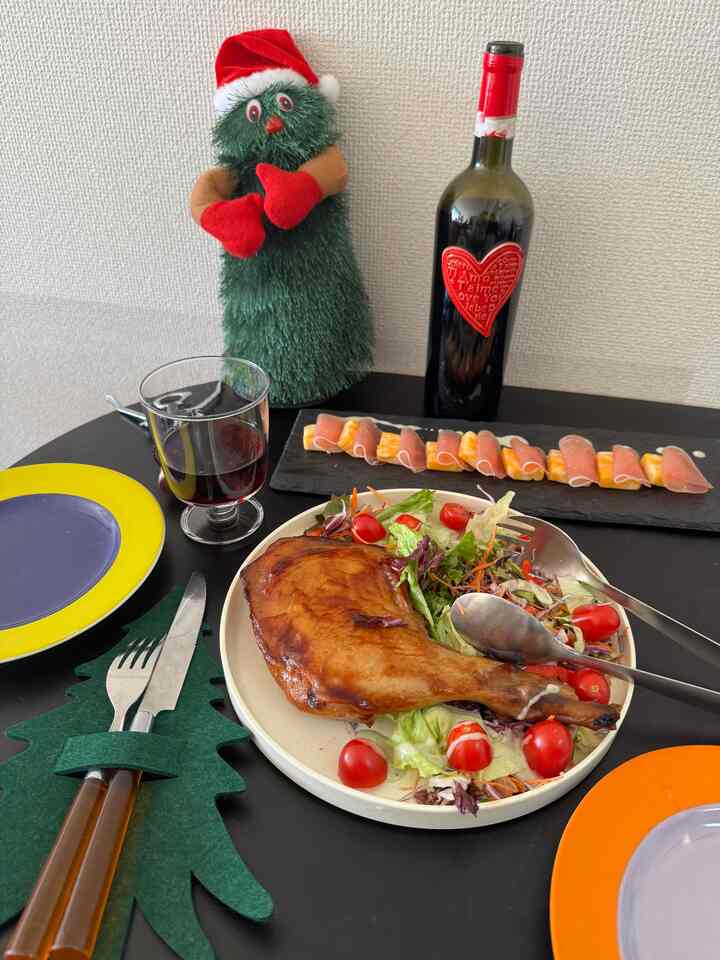 クリスマスランチはチキン買って生ハムとチーズ皿に盛っただけの手抜き🌲🎅
陶器のモチーフ付きワインが可愛くてパケ買いしました(成城石井に売ってます🍷)

ナイフとフォークを置いてるクリスマスツリーは去年フライングタイガーで購入。
チキンの皿は3coins。
ワイングラスはikea。
生ハム乗せてる皿はニトリ。
です🍽️

#クリスマスディナー　#クリスマス飾り 