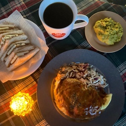 ❤️🎄🥄🍰🎄🧆🦋❤️
정말 오랜만에 먹는 
오므라이스 ♡
그리고 요즘 푹 빠진 
카야 토스트랑
단호박 샐러드! 
덤으로 아메리카노까지!
카야 토스트는 진짜
먹어도 먹어도 너무 맛있어요
불 끄고 조명만 켜서
크리스마스 분위기 
낭낭하게!
낭만도 챙겨가며 
오늘 하루도 잘 먹었습니다!
❤️🎄🥄🍰🎄🧆🦋❤️
