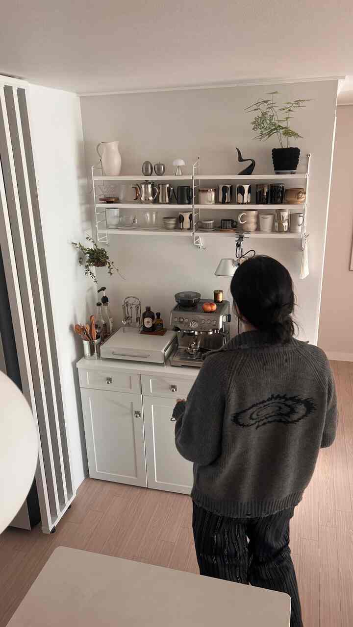 週末だから手動マシンで師副作 直接下げたコーヒーを飲む☕️ 空のプランターで提供された様々な製品を選んで今日調理調理勉強して下してみましたが、製法ツールが揃っているのでもっと美味しいと思います✊🏻 製品すべてデザインも一つ同じきれいでコスパも良くて満足度最高です

🎞️使用済み空プランター製品
コーヒースケール Espresso Scale
チムチルボン Needle Distributor
バスケットオープナー Basket Opener
ポーターフィルター＆バスケットPorter  #홈카페 #수납장 #커피머신 #스트링 #선반 #부엌스타그램 #부엌인테리어 #주방인테리어 #집스타스램 #홈스타그램 #주방 #푸에브코 #포세린식탁 #세라믹식탁 #집스타그램 #홈스타그램 #インテリア #interior #식탁 #다이닝룸 #테이블 #펜던트조명 #주방조명 #breville #homecafe #stringfurniture 