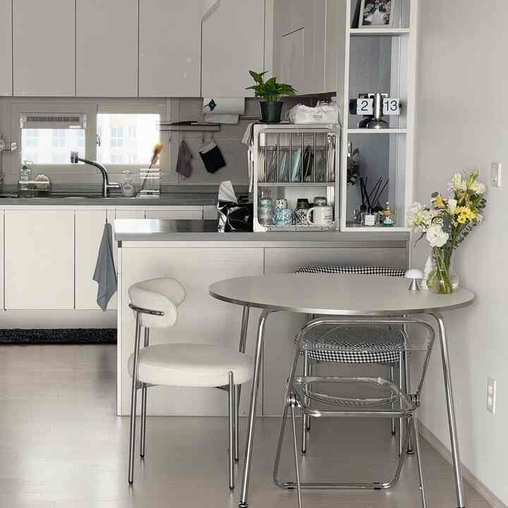 白とシルバーのトーンのモダンなキッチン・ダイニング、清潔感とシンプルさのある空間