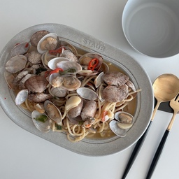 #바지락술찜 파스타 
해산물 킬러가 너무나 좋아하는 봉골레
술찜은 국물이 자작하니 떠먹을 때 더 맛나잖아요.
술찜에 면 넣고 호로록🤎
#혼자서도잘먹어요 #혼밥 #파스타 #화이트트러플 #스타우브 #카레그릇 #스프볼 #커트러리 #식기 #그릇추천 #자유부인 #맞팔 #콘수프기록 #홈스토랑 #오홈스토랑