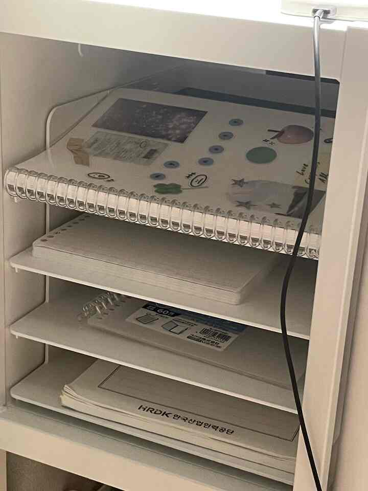 残りの紙をまとめて収納する📖
机の上にきれいに保つ習慣があれば
整理する必要がなくなります！


＃スタディ＃スタディウィットインテリア＃ホワイトインテリア＃ホワイトウッドインテリア＃整理＃圧縮棒＃私たちの家自慢＃人生