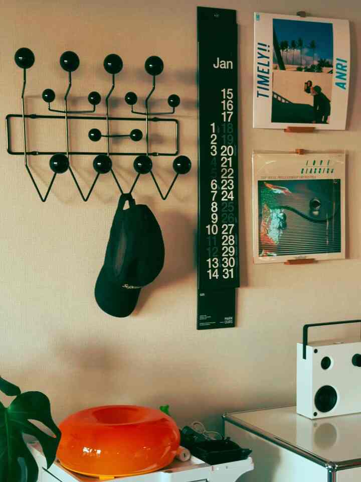 2025年のカレンダーは韓国のMARK OURS
縦長の ユニークなデザイン可愛いですね🤍🖤
#カレンダー　#デザインカレンダー