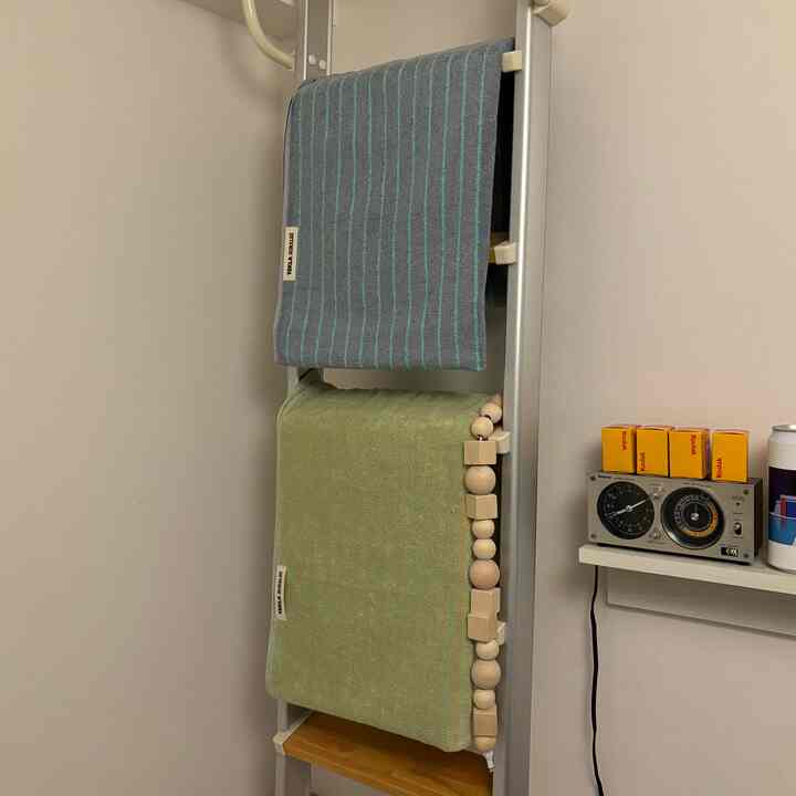 テクラとオーラリーのバスタオルをギフトでもらいました〜！バスタオルとして使うの勿体無くてインテリアとして飾ってます！

#タオル #テクラ