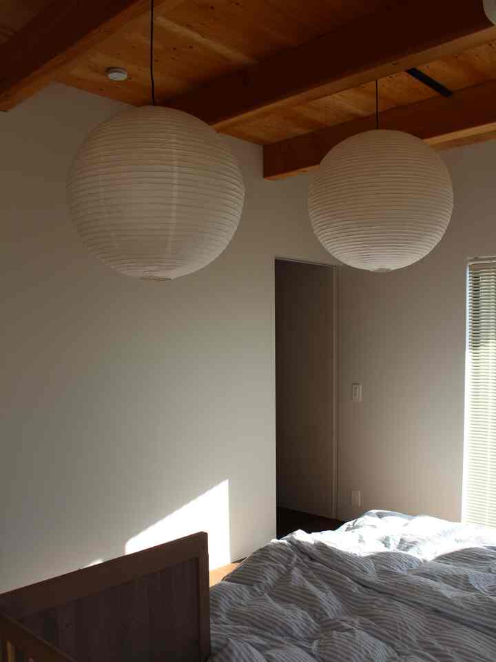 寝室は天井が高いので大きめのペンダントライトがよく合います。シングルベッド２台とベビーベッド１台で家族４人が寝ています。

#ベッドルーム #ベッド #ベッド照明 #ベッドインテリア #寝具 #ベビーベッド #ベビー #ベビー用品 #赤ちゃん #寝室 #寝室照明 #ペンダントライト