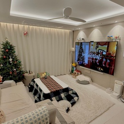 #2024올해의집 #콘수프기록 
🎄 크리스마스가 완성된 우리 집, 올해의 가장 따뜻한 순간
거실에 들어서는 순간 느껴지는 크리스마스의 따스한 분위기! 🎅✨ 올해는 소소하지만 특별한 변화를 주고 싶어 거실을 새롭게 꾸며보았어요. 깔끔한 화이트와 베이지 톤의 배경에 어우러진 크리스마스 트리가 공간을 꽉 채워주면서도 부담스럽지 않게 포인트가 되어준답니다.
트리 옆에는 직접 선택한 리스와 소품들로 포근한 겨울 느낌을 더했어요. 특히 벽에 걸린 리스와 작은 인형 장식들은 가족들과 함께 고른 것들이라 더 의미가 깊어요. 🎁 트리 밑에는 아이가 좋아하는 작은 미니어처 장난감들을 놓아두어, 아이도 함께 즐길 수 있는 공간으로 만들었답니다.
🛋 소파와 러그, 그리고 따뜻한 겨울 코디
거실 중심에는 부드러운 촉감이 느껴지는 화이트 러그와 체크무늬의 따뜻한 테이블보로 겨울 분위기를 한층 살렸어요. 소파 위에는 귀여운 캐릭터 쿠션과 체크 패턴 쿠션을 더해 전체적으로 아늑한 분위기를 완성했답니다. 🛋💓 특히, 쿠션은 아이와 함께 골랐는데, 덕분에 가족 모두가 좋아하는 공간이 되었어요.
📺 일상과 취향이 담긴 거실 한쪽의 소소한 포인트들
거실 한쪽에는 가족 모두가 모여 앉아 영화를 감상하는 TV 공간이 있어요. 크리스마스 시즌에는 TV 화면에도 따뜻한 분위기의 장면을 띄워 두어 더욱 분위기를 살렸답니다. 🎥📦 TV 옆 선반에는 아이와 함께 만든 작은 장식품과 나만의 소소한 아이템을 배치했어요.
또한, 거실에 배치된 IoT 공기청정기와 가습기 덕분에 한겨울에도 쾌적하고 건강한 환경을 유지할 수 있어요. 스마트 홈의 편리함 덕분에 더욱 안심하고 생활할 수 있는 요즘, 이렇게 오늘의집을 통해 꾸민 공간이 더욱 소중하게 느껴지네요. 🏡💡
🎁 오늘의집과 함께한 작은 변화가 준 감동
사실 몇 년 전만 해도 이렇게 꾸민 거실을 상상하지 못했어요. 오늘의집을 통해 다양한 집 꾸미기 아이디어와 노하우를 배우면서, 나만의 취향과 가족이 좋아하는 요소를 하나씩 담아낼 수 있었답니다. 💖 가장 작은 변화가 가장 큰 행복을 준다는 걸 새삼 느끼게 되는 요즘입니다.
이제 가족들과 따뜻한 이 공간에서 소소한 이야기와 웃음을 나누며 크리스마스 시즌을 보내는 것만으로도 충분히 행복해요. 그리고 앞으로도 이런 소중한 순간들을 더 많이 만들고 싶다는 생각이 들었답니다.
✨ 올 겨울, 여러분도 나만의 작은 공간에서 특별한 분위기를 만들어보세요. 오늘의집과 함께라면 충분히 가능하답니다! 🎄😊
⭐️좋아요, 스크랩, 댓글은 항상 감사하게 생각하고 있어요⭐️
#크리스마스인테리어 #거실꾸미기 #오늘의집 #거실스타일링 #트리장식 #리스인테리어 #겨울인테리어 #가족공간 #홈스타일링 #아늑한거실 #아이와함께 #겨울소품 #홈카페 #공기청정기 #가습기추천 #스마트홈 #IoT인테리어 #겨울분위기 #포근한공간 #행복한집