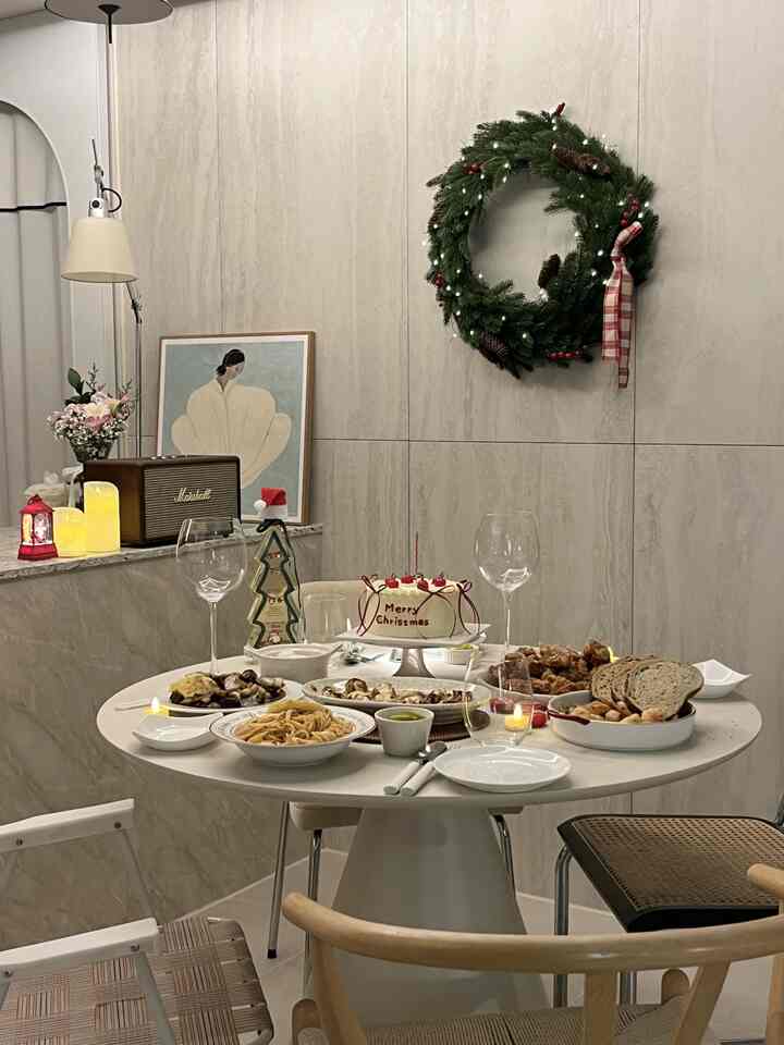 #ホームパーティー

今こそ上げるクリスマスホームパーティー！

リースリングとカベルネ・ショーヴィニョン
おっぱいと気持ちいいクリスマス🍷

前住んでいた友人が同じアパートに来て入居おめでとうパーティーして今回のクリスマスはネットではなく五人なので意味が違った！

＃クリスマス＃ホームパーティー＃隣人＃入居祝い
＃フラットポイント＃ディナーテーブル＃ディナー＃アルテミデ
#homeparty #christmas #sweethome