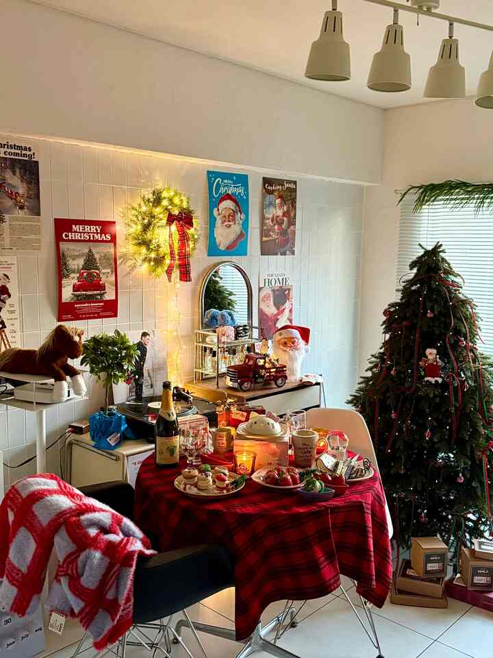 もうクリスマスも終わってしまったけど
今年のクリスマスパーティー🥂
楽しみに待っていたsameさんの
SWEET HOLIDAY COLLECTION🎄
今年も可愛すぎて並べるだけで幸せ気分だった♥️

今年もありがとうございました🫶🏻
来年もよろしくお願いいたします😋

#christmasparty #クリスマスケーキ #クリスマスパーティー #クリスマスインテリア #リビング #リビングルーム #テーブルウェア #リビングインテリア #韓国インテリア #プロジェクター #プロジェクターのある生活 #거실인테리어 #마이홈 #빔프로젝터 #거실 #크리스마스데코 #크리스마스케이크 #크리스마스파티 #온더테이블 #홈카페인테리어 